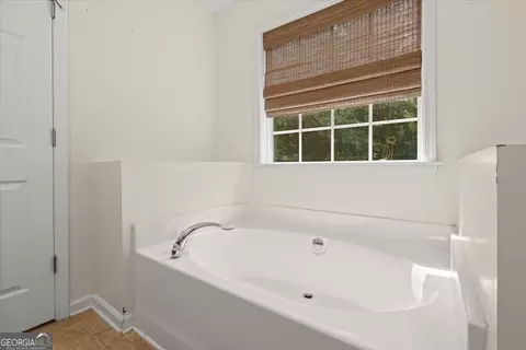 Bath - 173 Bartlett Cir, Bowdon, GA 30108 photo 2 of 3