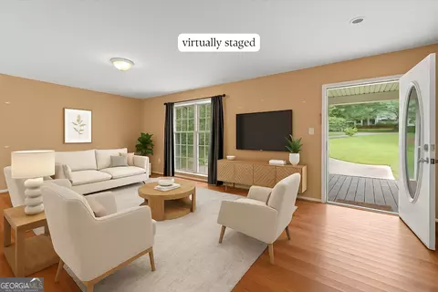 Living - 173 Bartlett Cir, Bowdon, GA 30108 photo 3 of 5