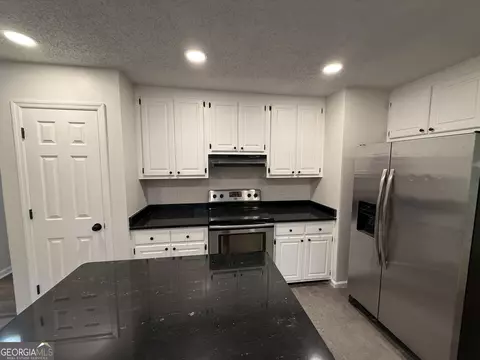 Kitchen - 105 Mockingbird Dr, Dublin, GA 31021 photo 4 of 4
