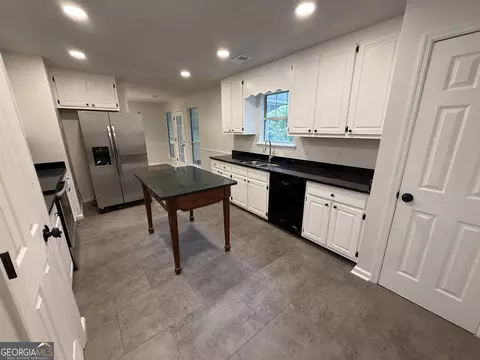 Kitchen - 105 Mockingbird Dr, Dublin, GA 31021 photo 2 of 4