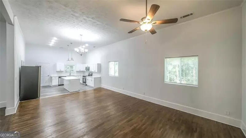 Living - 75 Rose St, Tallapoosa, GA 30176 photo 2 of 3
