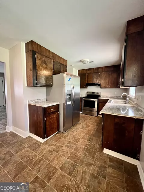 Kitchen - 119 Keith Dr, Warner Robins, GA 31093 photo 2 of 2