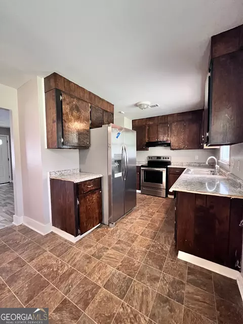 Kitchen - 119 Keith Dr, Warner Robins, GA 31093 photo 1 of 2