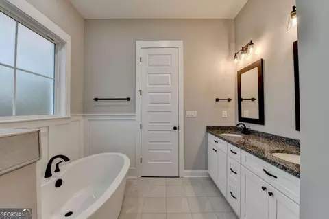 Bath - 107 Prestwick Dr, Lagrange, GA 30241 photo 4 of 10