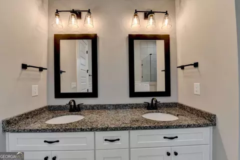 Bath - 107 Prestwick Dr, Lagrange, GA 30241 photo 2 of 10