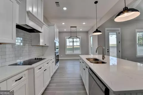 Kitchen - 107 Prestwick Dr, Lagrange, GA 30241 photo 4 of 6