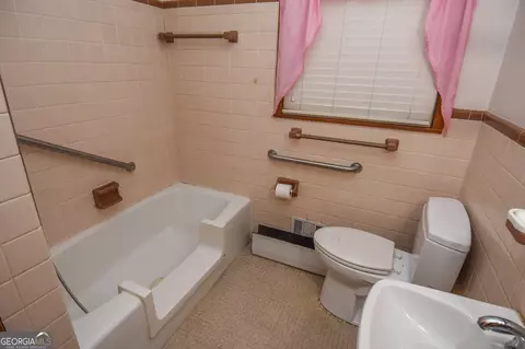 Bath - 4145 Highway 81 W, Hampton, GA 30228 photo 3 of 3