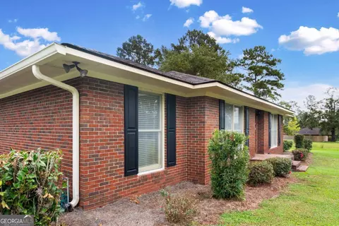 Exterior - 520 S Johnson St, Mount Vernon, GA 30445 photo 4 of 7