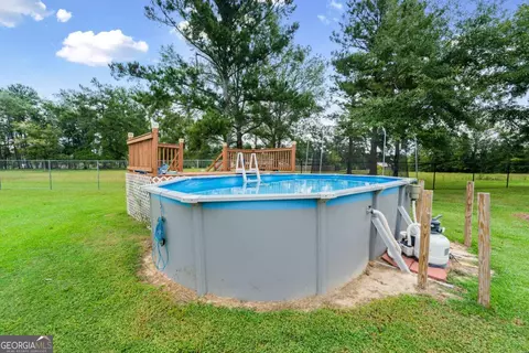 Exterior - 520 S Johnson St, Mount Vernon, GA 30445 photo 5 of 7