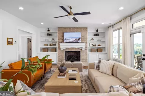 Living - 815 N Hampton Way, Monroe, GA 30656 photo 2 of 2
