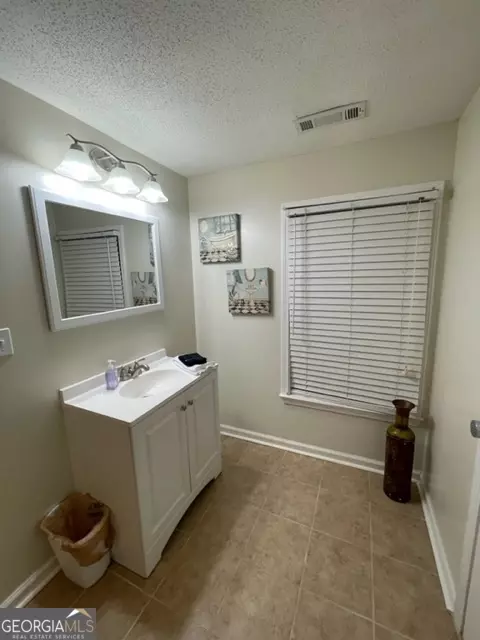 Bath - 192 Arrow Point Rd, Jackson, GA 30233 photo 3 of 5