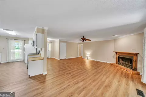 Living - 311 Holly Dr, Dublin, GA 31021 photo 4 of 5