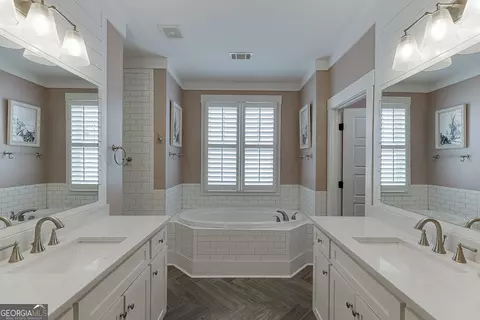 Bath - 890 Smith Mill Rd, Winder, GA 30680 photo 2 of 10