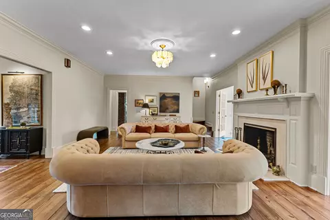 Living - 654 Cameron Mill Rd, Lagrange, GA 30240 photo 5 of 13