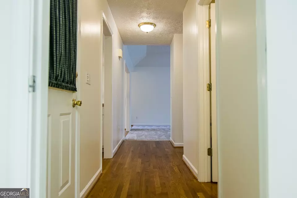 Entry Way - 18 Devonshire Dr SE, Rome, GA 30161 photo 2 of 5