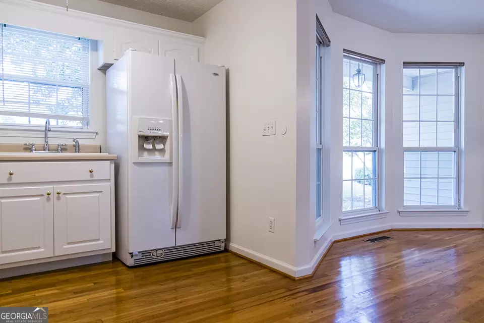 Kitchen - 18 Devonshire Dr SE, Rome, GA 30161 photo 4 of 5