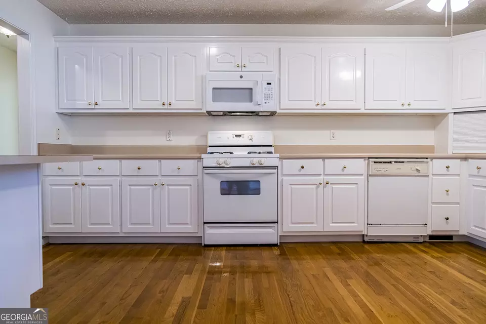 Kitchen - 18 Devonshire Dr SE, Rome, GA 30161 photo 2 of 5