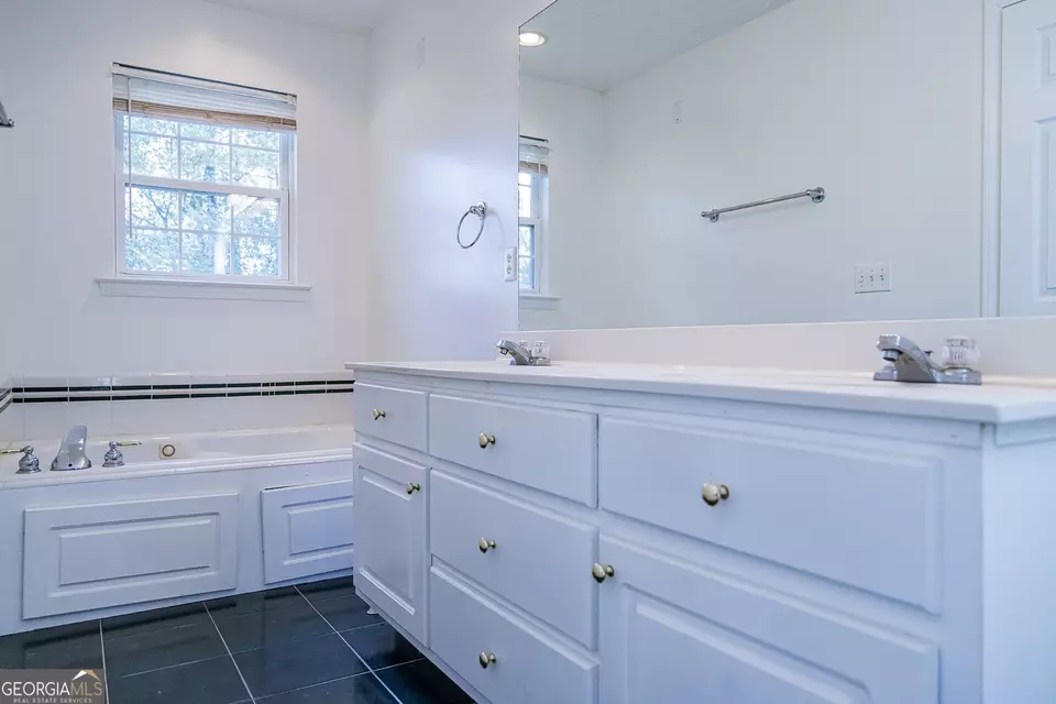 Bath - 18 Devonshire Dr SE, Rome, GA 30161 photo 1 of 2