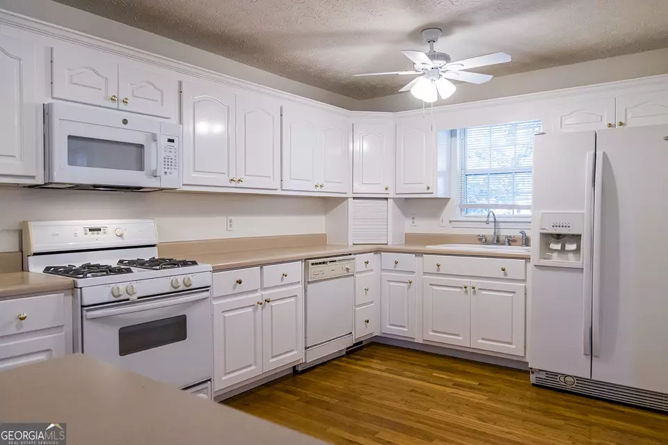 Kitchen - 18 Devonshire Dr SE, Rome, GA 30161 photo 3 of 5