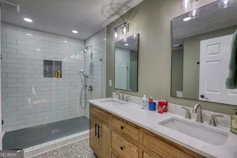 Bath - 1168 E Moores Crossing Rd, Thomaston, GA 30286 photo 8 of 12
