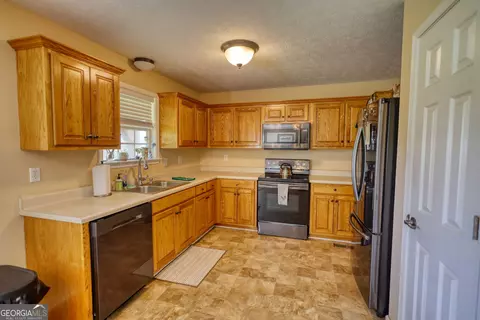Kitchen - 1168 E Moores Crossing Rd, Thomaston, GA 30286 photo 2 of 3