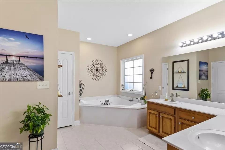 Bath - 102 Seven Pines Ct, Perry, GA 31069 photo 2 of 4