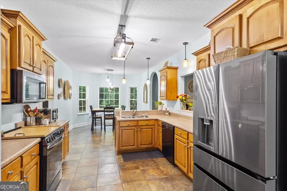 Kitchen - 102 Seven Pines Ct, Perry, GA 31069 photo 2 of 4
