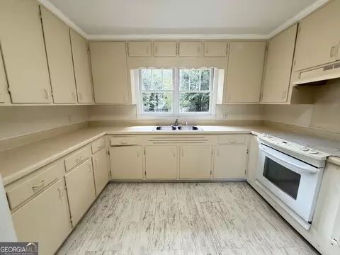 Kitchen - 60 Priscilla Dr, Lagrange, GA 30241 photo 3 of 4