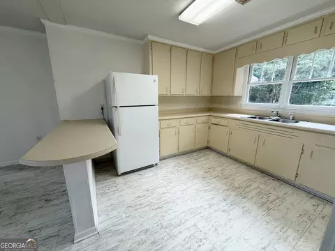 Kitchen - 60 Priscilla Dr, Lagrange, GA 30241 photo 2 of 4