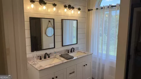 Bath - 680 Elrod St, Cornelia, GA 30531 photo 1 of 4