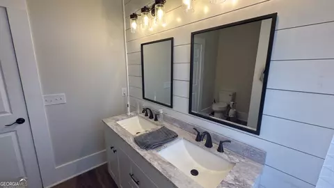 Bath - 680 Elrod St, Cornelia, GA 30531 photo 2 of 4