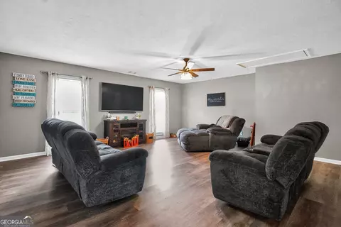 Living - 110 Hawthorne Cir, Lagrange, GA 30240 photo 2 of 3