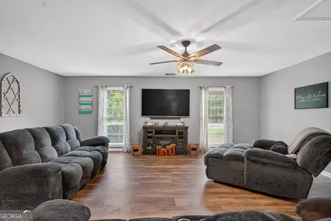 Living - 110 Hawthorne Cir, Lagrange, GA 30240 photo 3 of 3
