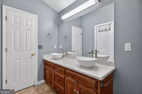 Bath - 110 Hawthorne Cir, Lagrange, GA 30240 photo 1 of 4