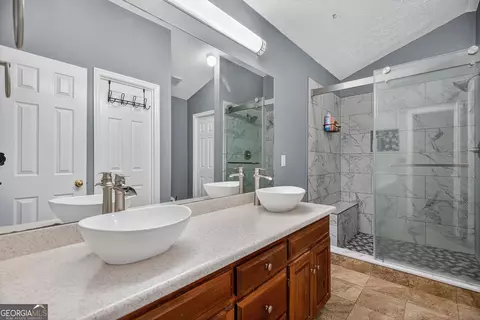 Bath - 110 Hawthorne Cir, Lagrange, GA 30240 photo 2 of 4