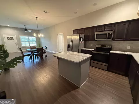 Kitchen - 215 Red Tail Cir, Byron, GA 31008 photo 2 of 4