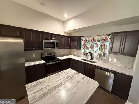 Kitchen - 215 Red Tail Cir, Byron, GA 31008 photo 3 of 4