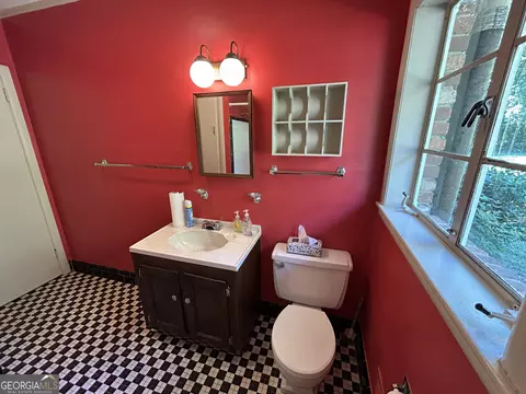 Bath - 609 Cherokee Rd, Lagrange, GA 30240 photo 2 of 6