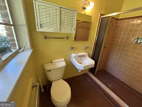Bath - 609 Cherokee Rd, Lagrange, GA 30240 photo 3 of 6