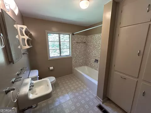 Bath - 609 Cherokee Rd, Lagrange, GA 30240 photo 5 of 6