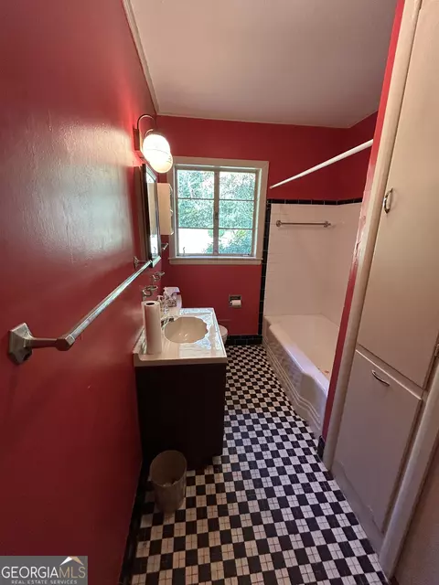 Bath - 609 Cherokee Rd, Lagrange, GA 30240 photo 1 of 6