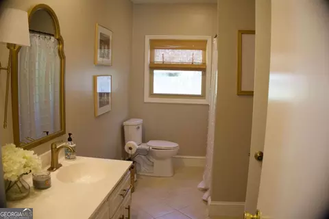 Bath - 128 E Leo Trapnell Ave, Lyons, GA 30436 photo 1 of 4