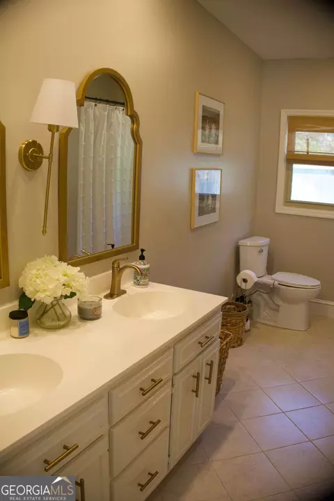 Bath - 128 E Leo Trapnell Ave, Lyons, GA 30436 photo 2 of 4