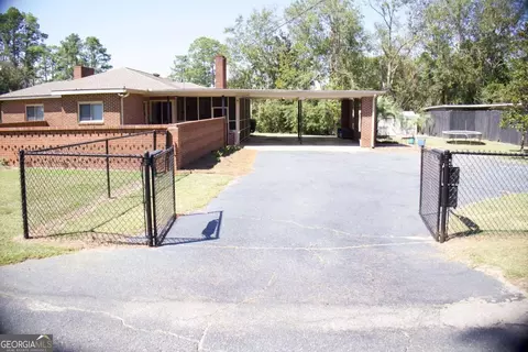 Exterior - 128 E Leo Trapnell Ave, Lyons, GA 30436 photo 1 of 4