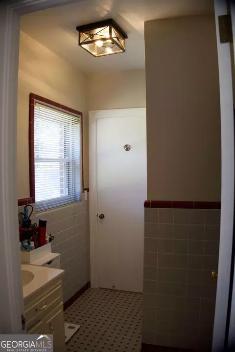 Bath - 128 E Leo Trapnell Ave, Lyons, GA 30436 photo 3 of 4