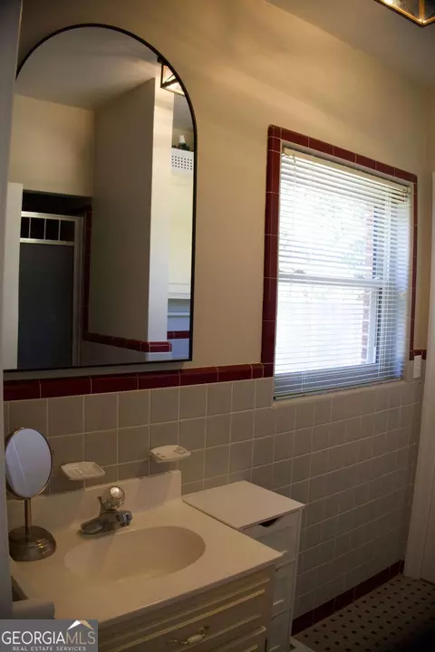 Bath - 128 E Leo Trapnell Ave, Lyons, GA 30436 photo 4 of 4