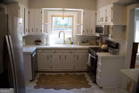 Kitchen - 128 E Leo Trapnell Ave, Lyons, GA 30436 photo 4 of 4