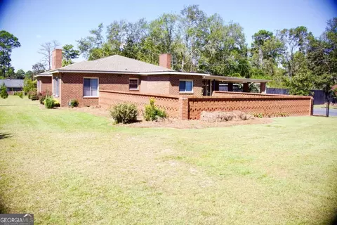 Exterior - 128 E Leo Trapnell Ave, Lyons, GA 30436 photo 2 of 4