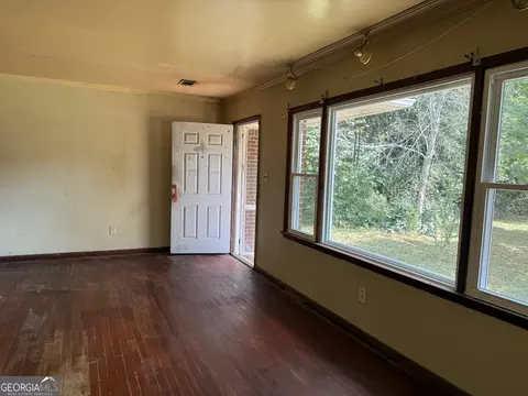 Living - 965 Nelson St, Jackson, GA 30233 photo 2 of 7