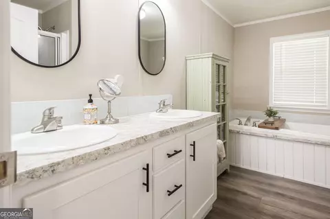 Bath - 2702 Ware St, Blackshear, GA 31516 photo 4 of 6